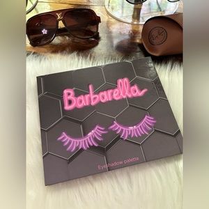 beebeauty eyeshadow palette in Barbarella style